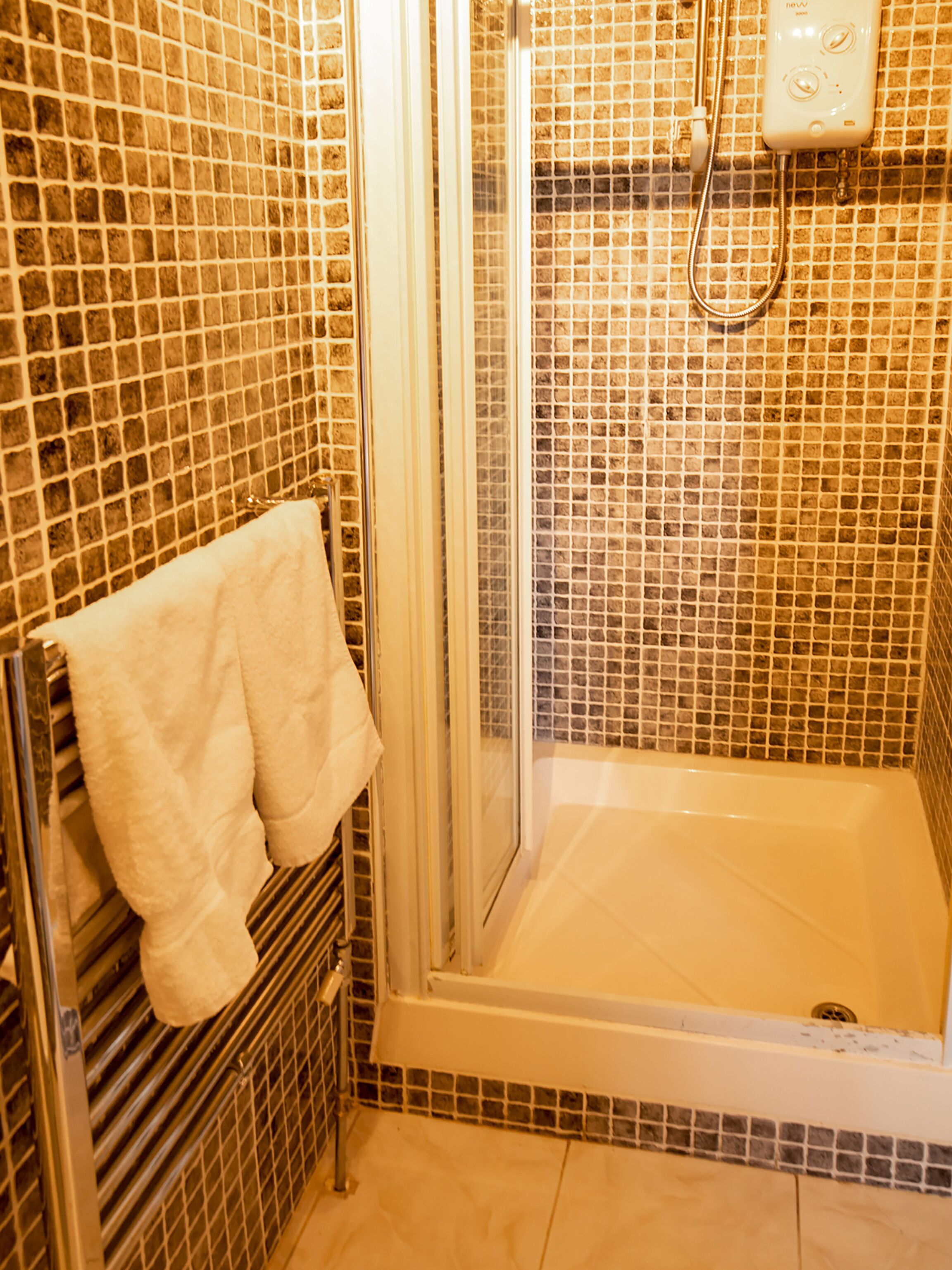 standard twin room, 2 single beds | bathroom shower