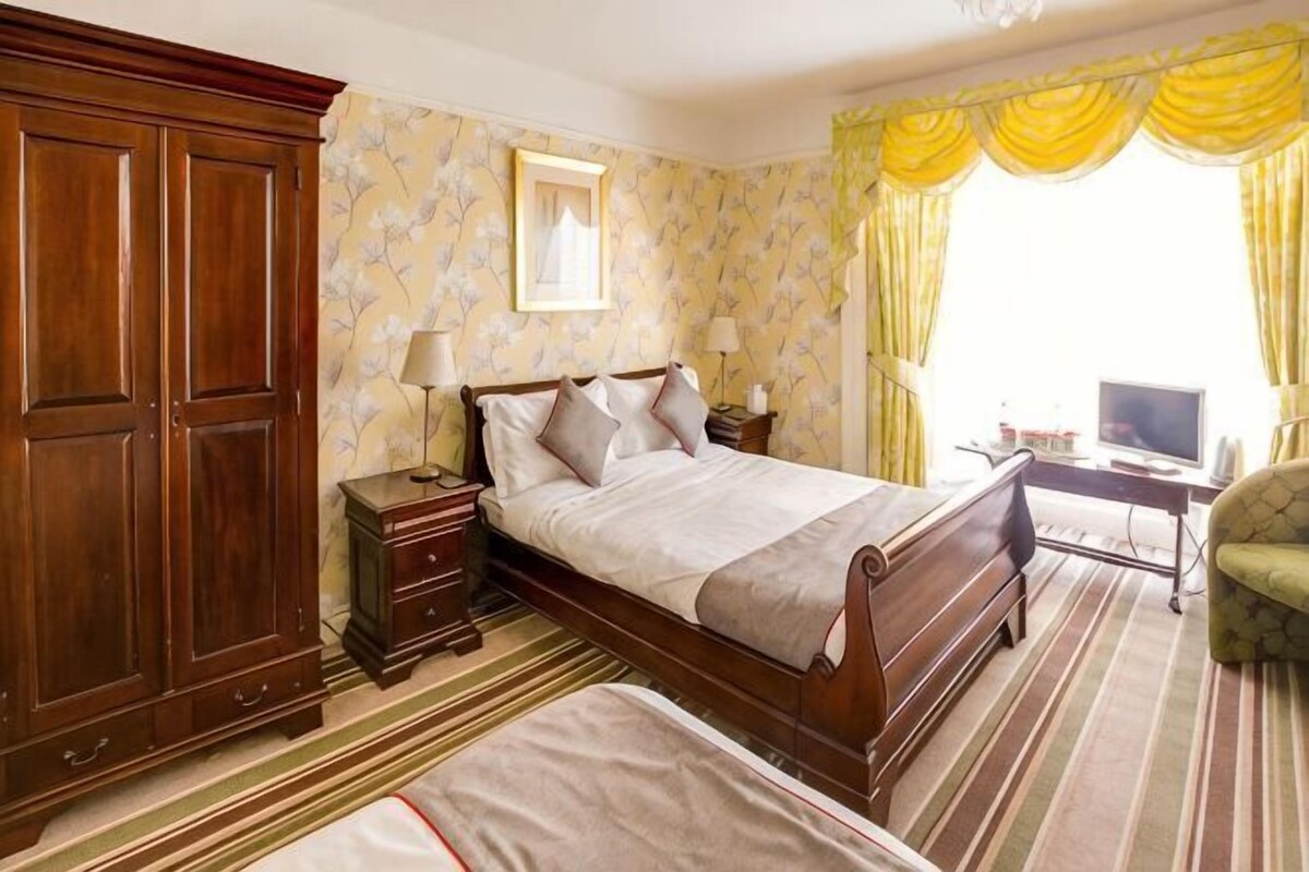 Desk, iron/ironing board, WiFi (free), bed sheets