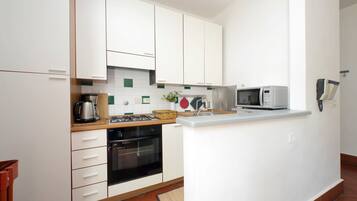 Frigorifero, microonde, forno, piano cottura