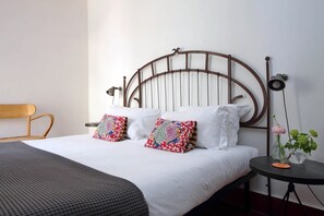 2 chambres, coffres-forts dans les chambres, fer et planche à repasser