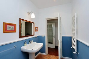 Douche, sèche-cheveux, bidet, serviettes fournies