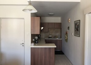 Appartement Standard | Cuisine privée | Réfrigérateur, four à micro-ondes, surface de cuisson, chaise haute