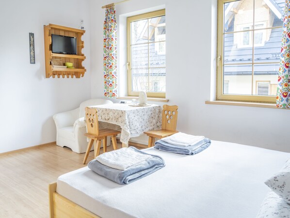 Basic-Doppel- oder -Zweibettzimmer, eigenes Bad (Balcony) | Wohnbereich | 32-Zoll-LED-Fernseher mit Kabelempfang, Fernseher