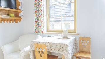 Basic Double or Twin Room, Private Bathroom (Balcony) | Living area