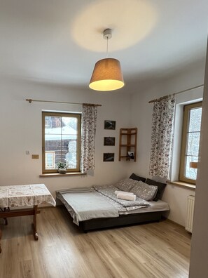 Basic-Doppel- oder -Zweibettzimmer, Gemeinschaftsbad | Kostenloses WLAN, Bettwäsche