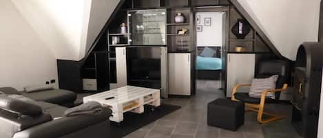 Deluxe Apartment, 2 Bedrooms, Non Smoking, Kitchen (Split Level) | Living area