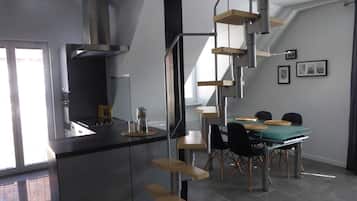 Deluxe Apartment, 2 Bedrooms, Non Smoking, Kitchen (Split Level) | In-room dining