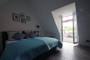 Apartemen Deluks, 2 kamar tidur, Bebas Asap Rokok, dapur (Split Level) | Brankas, didekorasi berbeda-beda, kedap suara, dan Wi-Fi gratis