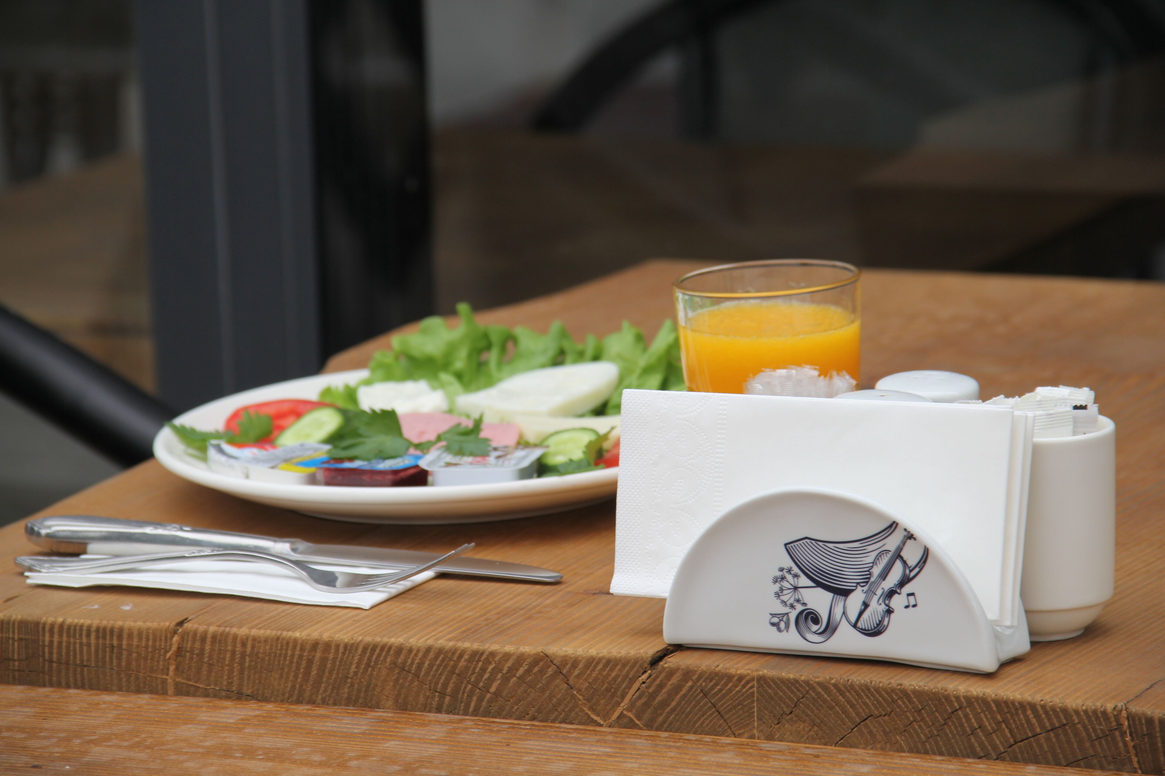 free daily cooked-to-order breakfast