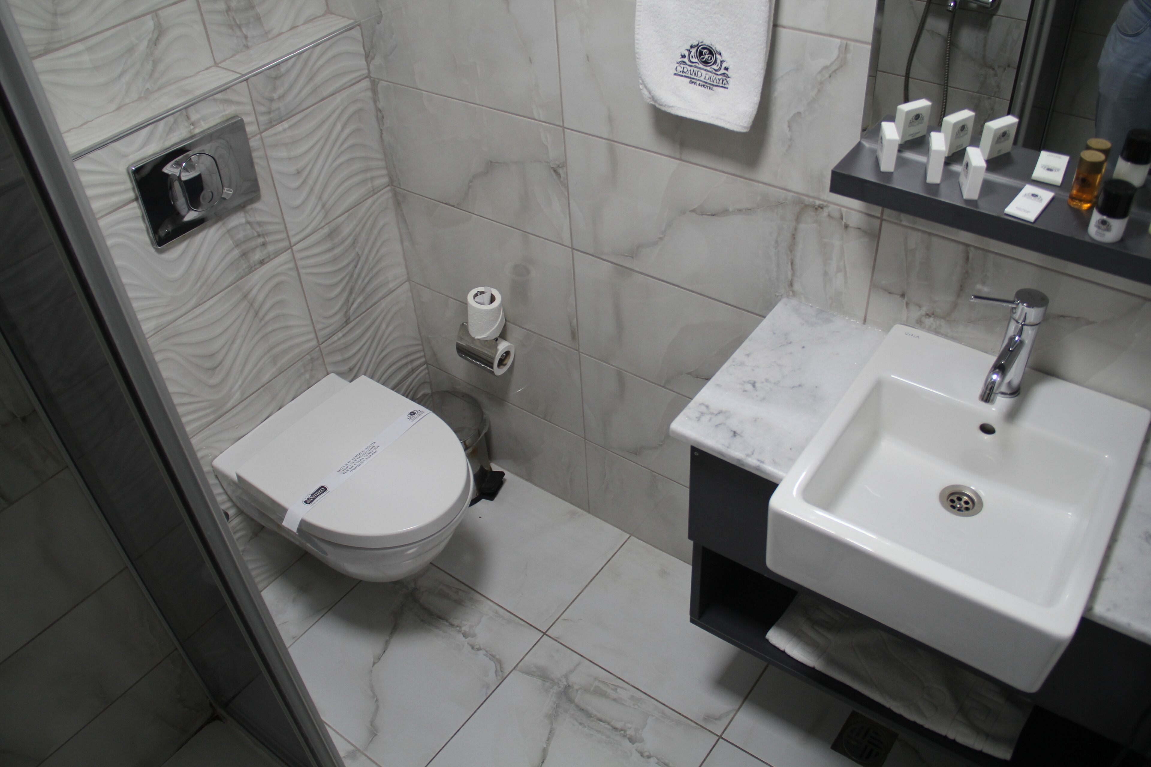 economy room | bathroom | shower, rainfall showerhead, free toiletries, hair dryer