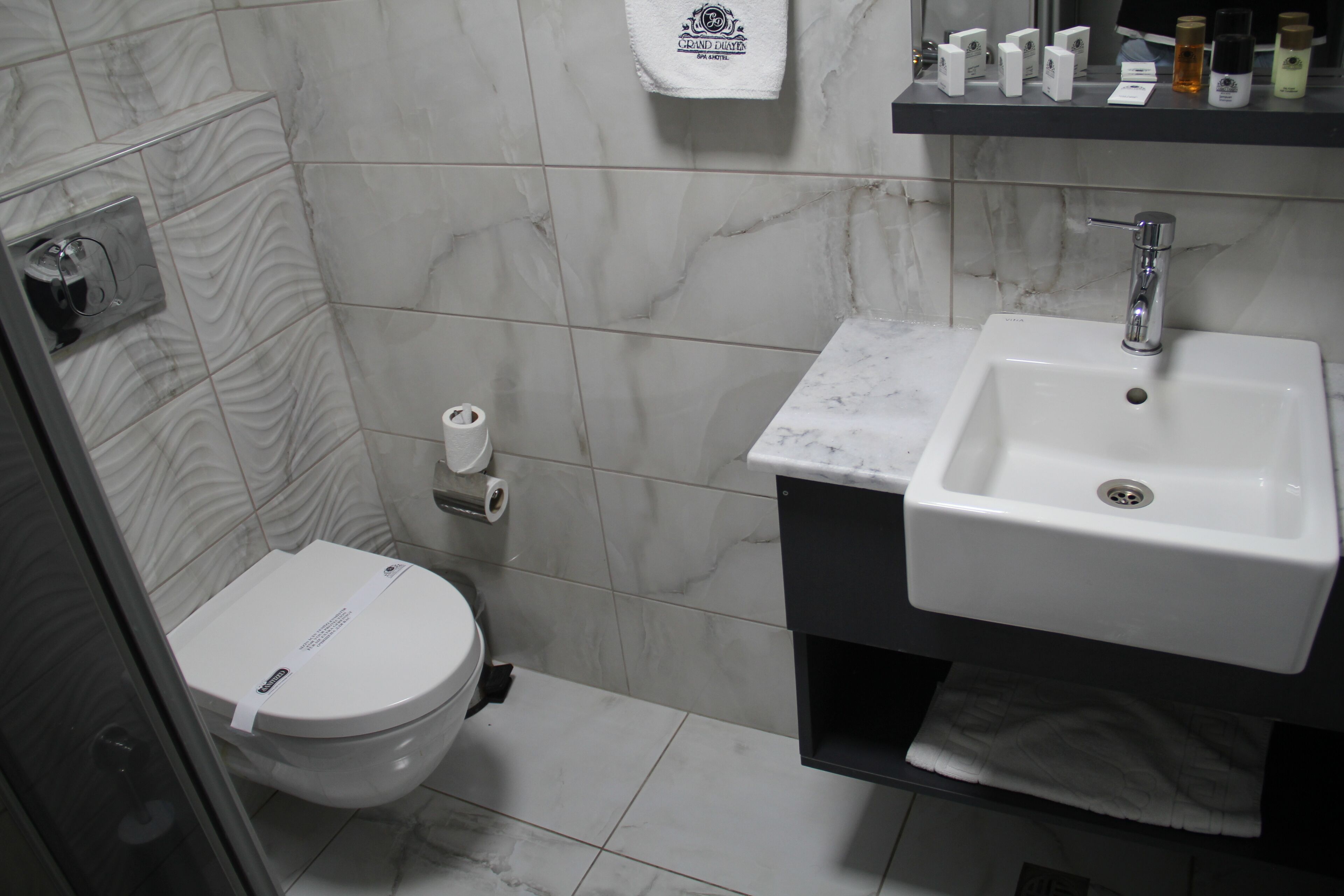 shower, rainfall showerhead, free toiletries, hair dryer