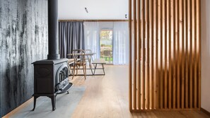 Apartment (A Delux) | Living room | Flat-screen TV - Domki w Karpaczu SARNIA Sun & Snow - z Kominkami  (Karpacz)