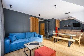 Apartment (G1 Delux) | Living area | Flat-screen TV - Domki w Karpaczu SARNIA Sun & Snow - z Kominkami  (Karpacz)