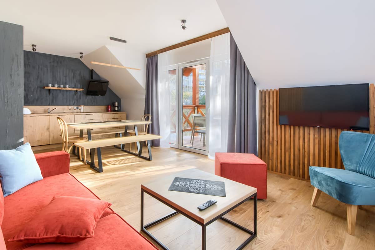 Apartment (E1 Delux) | Living area | Flat-screen TV