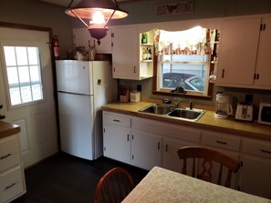 Fridge, microwave, oven, stovetop - 3 Bedroom Cabin, newly renovated. (Boone)