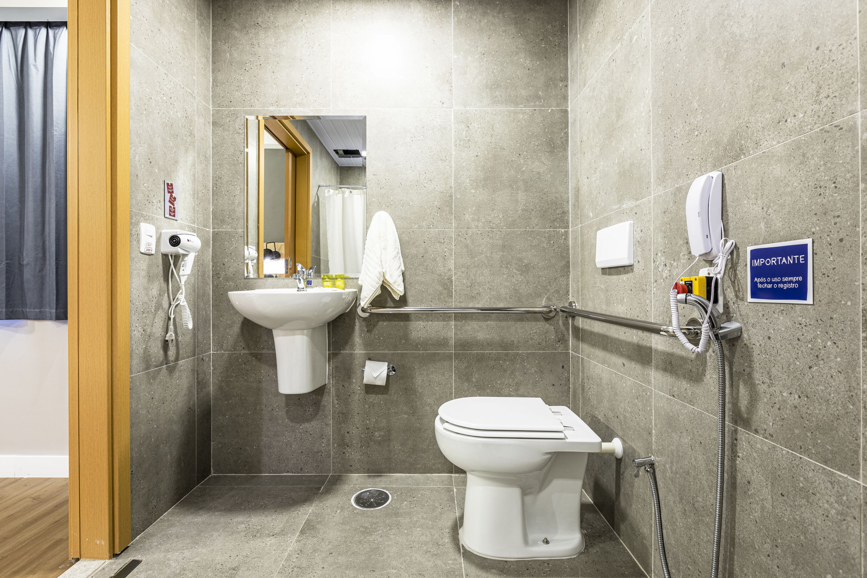 exclusive double room, 1 double bed, mobility accessible | bathroom | shower, hair dryer, towels