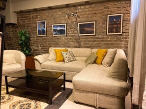 Deluxe Apartment | Living room | 32-inch flat-screen TV with cable channels, TV