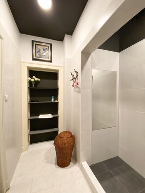 City-Apartment | Badezimmer | Dusche, kostenlose Toilettenartikel, Haartrockner, Handtücher