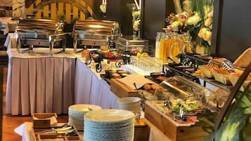 Sarapan prasmanan setiap hari (EUR 5 per orang)