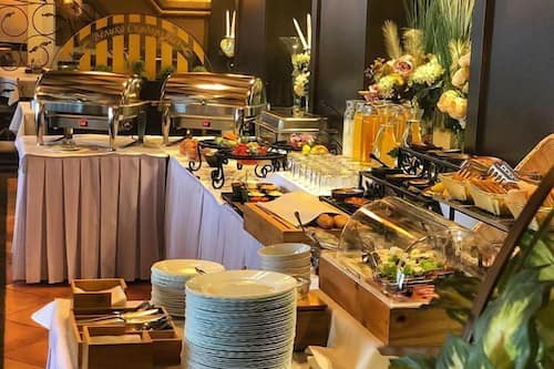 Daily buffet breakfast for a fee