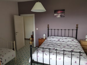 2 chambres, fer et planche à repasser, Wi-Fi, draps fournis