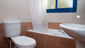 Standard Villa | Bathroom | Hair dryer, towels - Villa Near the Beach (Paralimni)