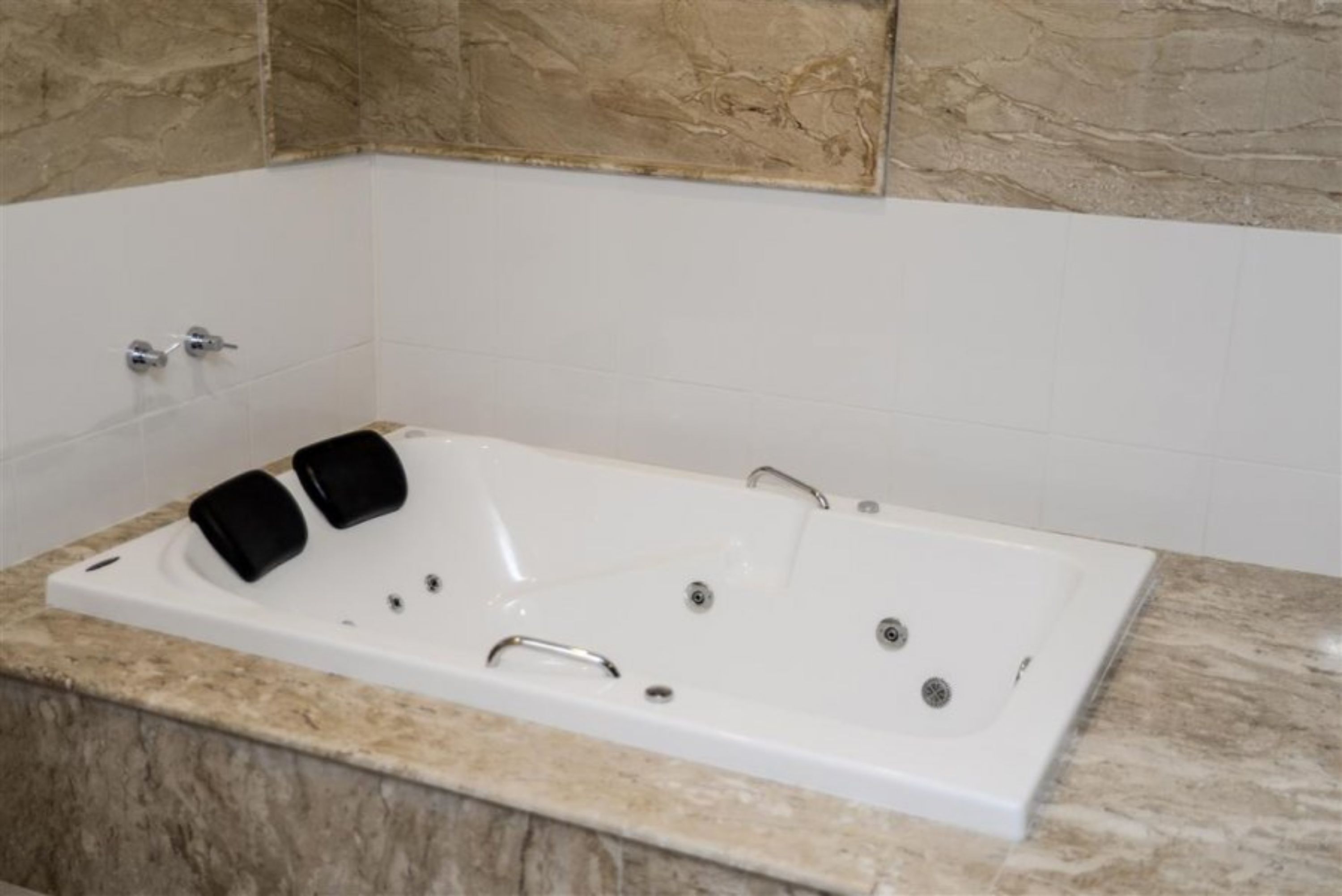 deluxe studio suite, hot tub (com sala) | jetted bathtub