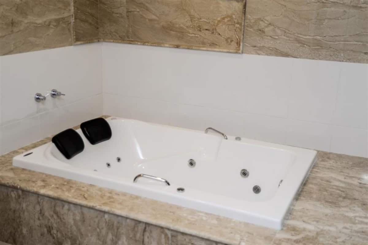 deluxe studio suite, hot tub (com sala) | jetted bathtub