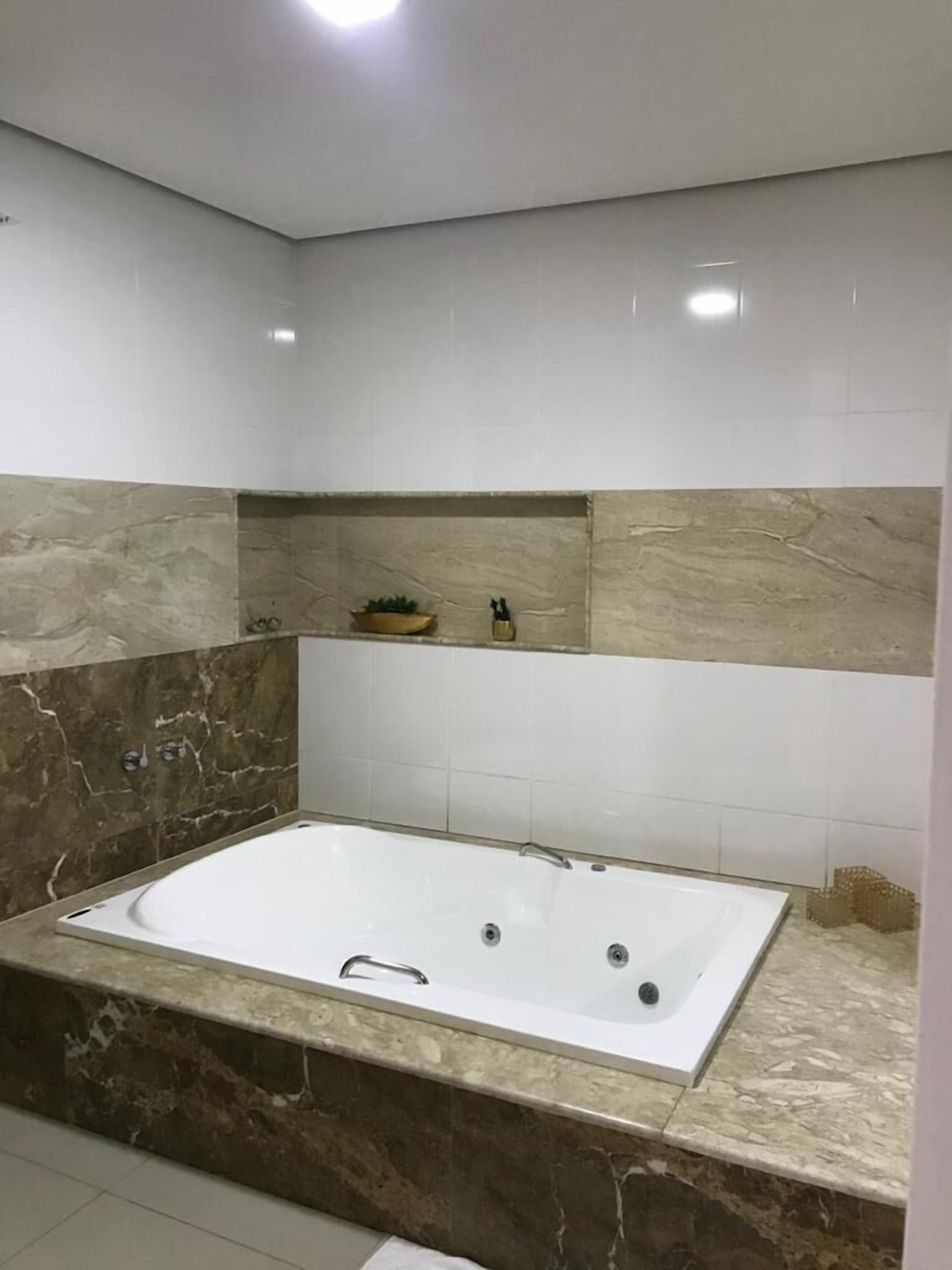 deluxe studio suite, hot tub (com sala) | deep-soaking bathtub