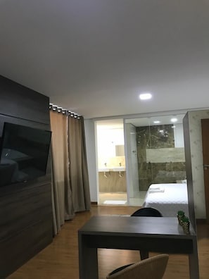 Deluxe Studio Suite, Hot Tub (com sala) | Minibar, desk, free WiFi
