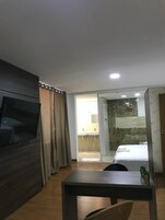 Minibar, escritorio y wifi gratis