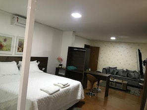 Deluxe-Studiosuite, Whirlpool (com sala) | Minibar, Schreibtisch, kostenloses WLAN
