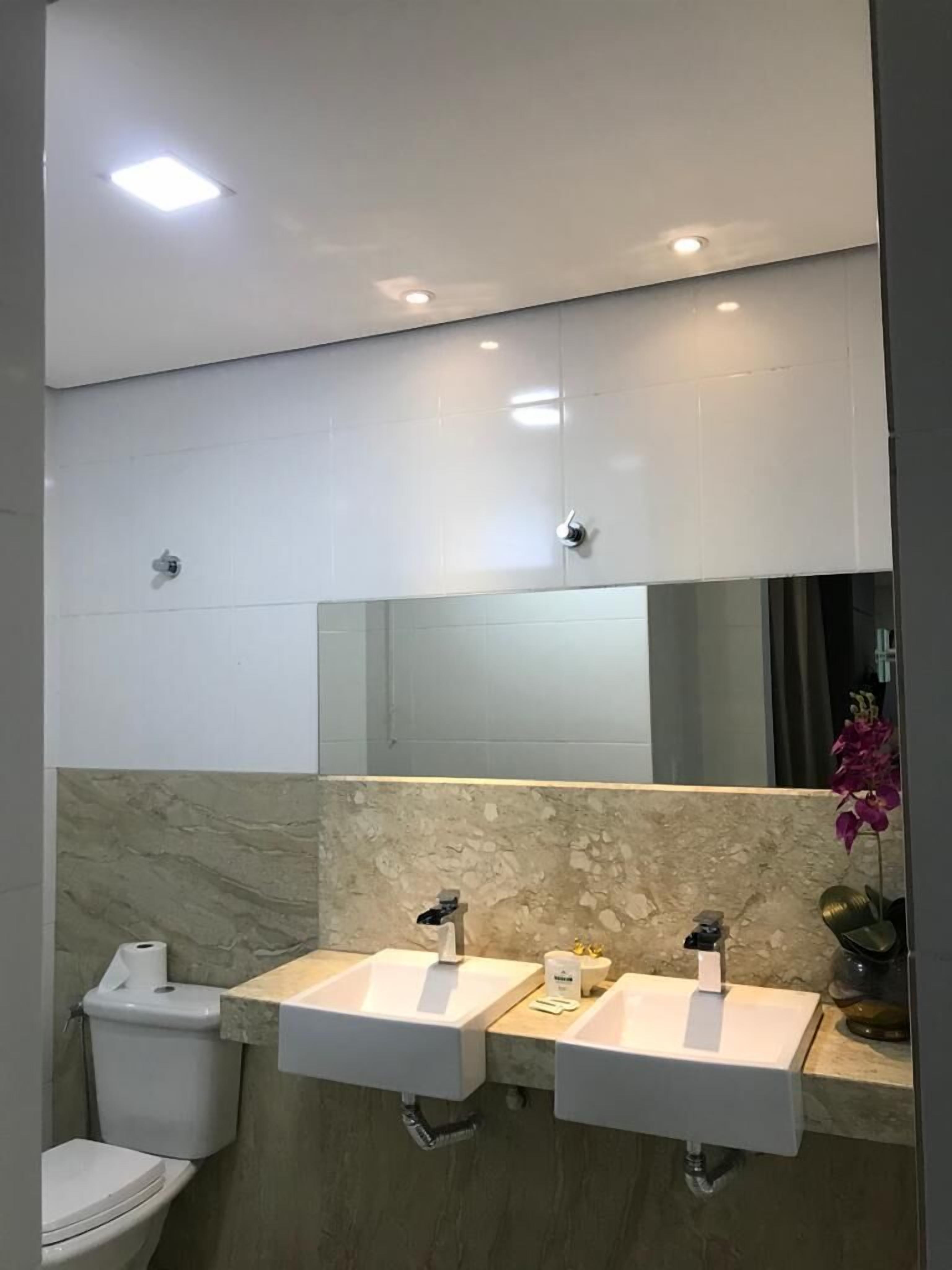 deluxe studio suite, hot tub (com sala) | bathroom sink