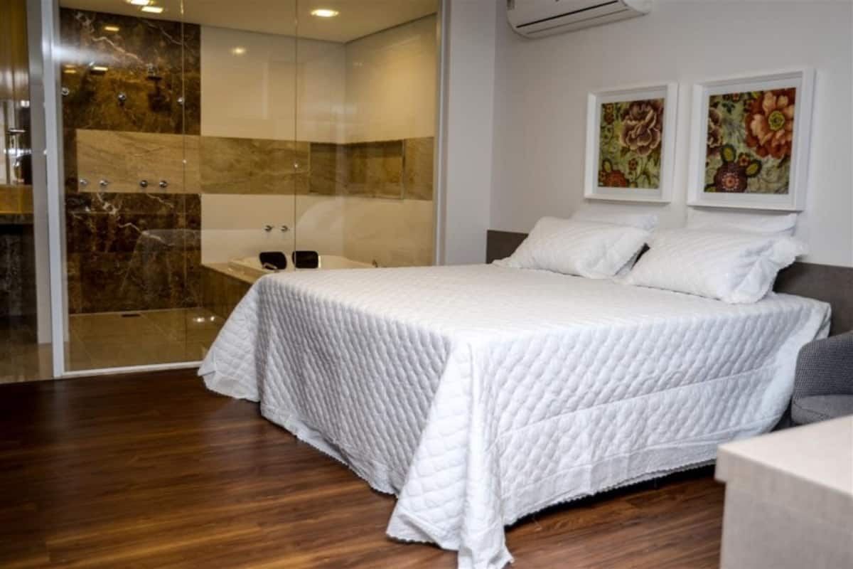 deluxe studio suite, hot tub (com sala) | 1 bedroom, minibar, desk, free wifi