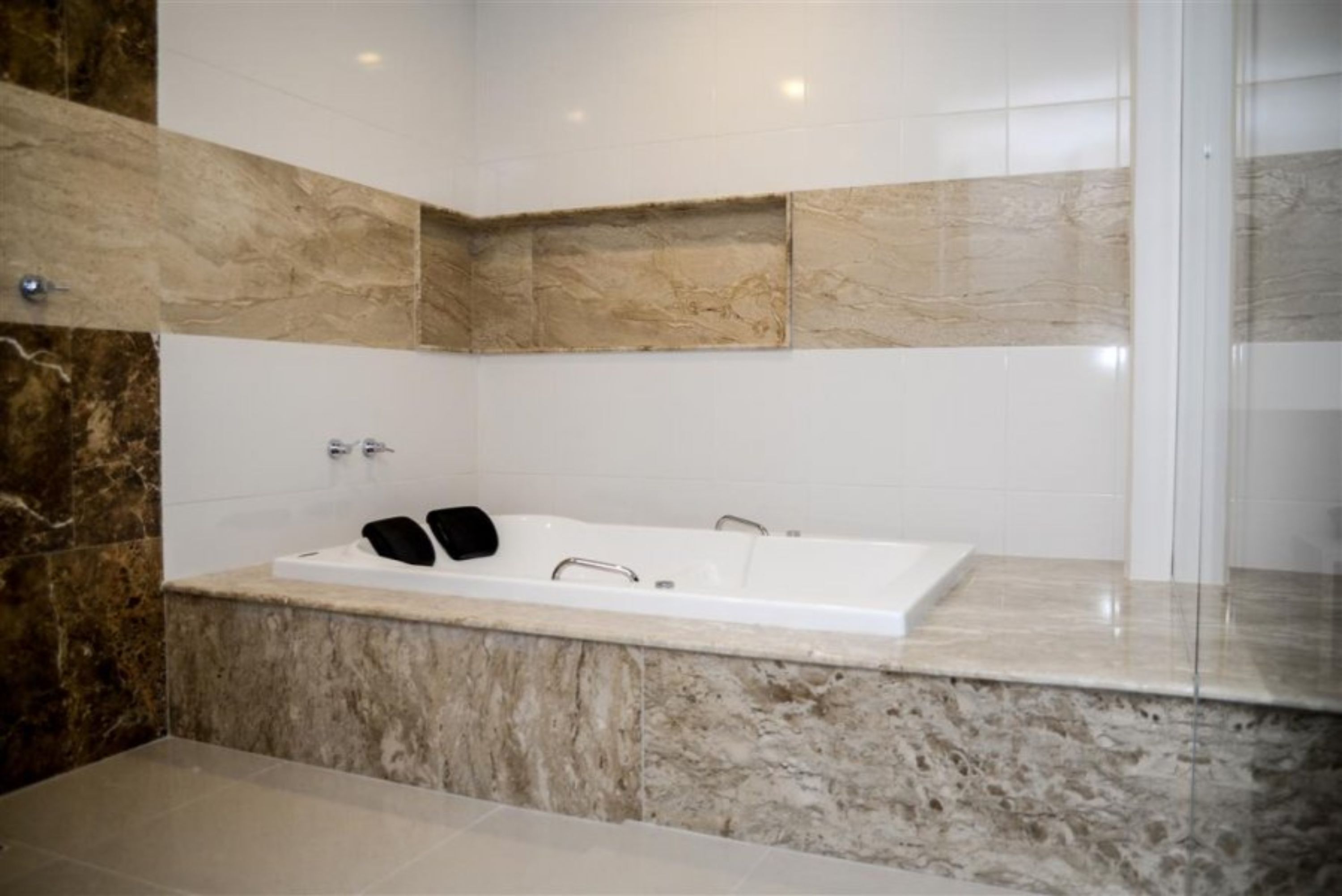 deluxe studio suite, hot tub (com sala) | jetted bathtub