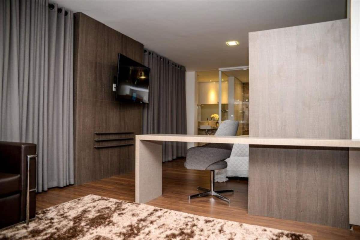 deluxe studio suite, hot tub (com sala) | 1 bedroom, minibar, desk, free wifi