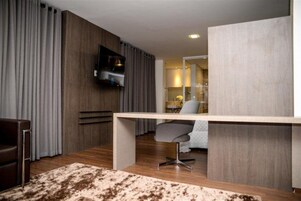 Minibar, escritorio y wifi gratis 