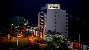 Un edificio de varios pisos con un letrero que dice 'Grand Café Hotel' en la parte superior.