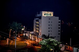 Fachada de la propiedad por la tarde o noche