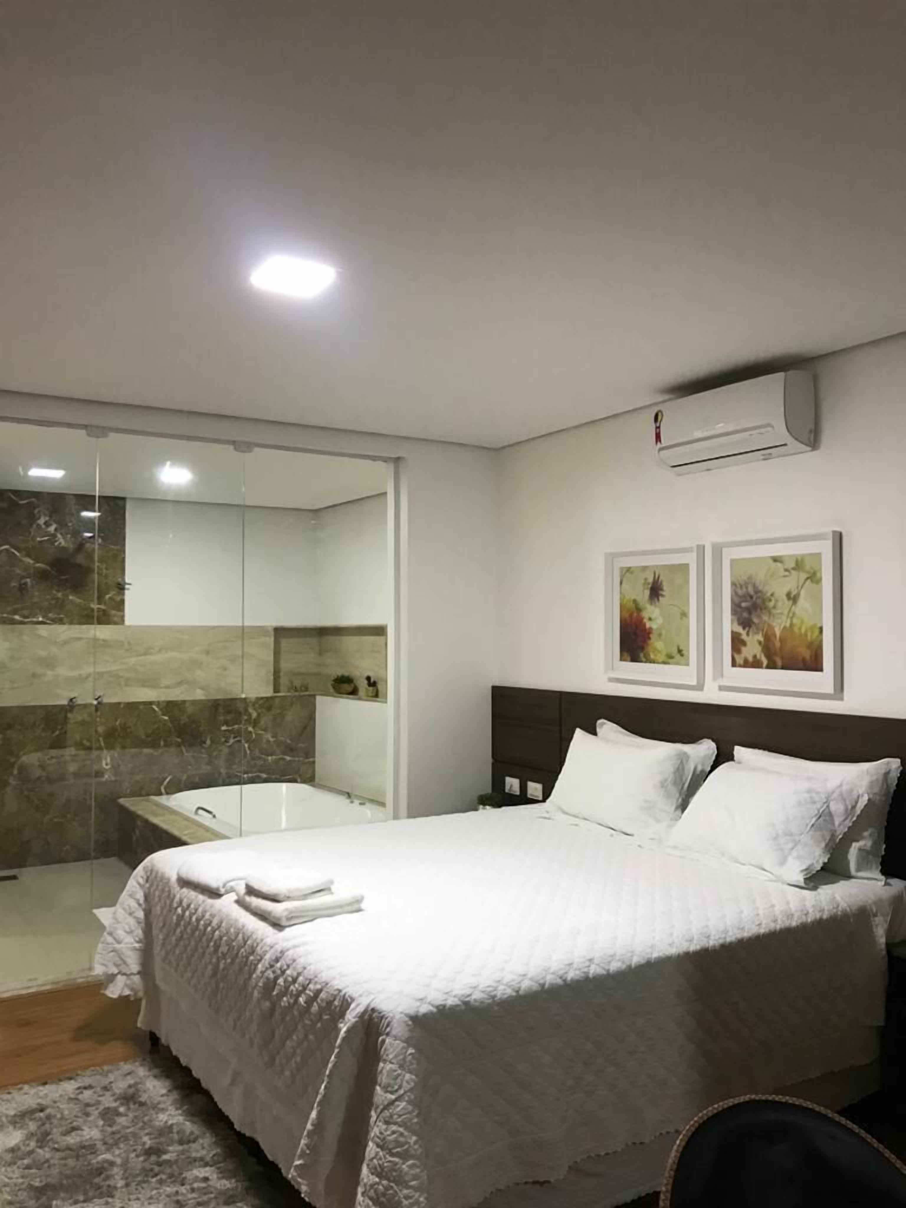 deluxe studio suite, hot tub (com sala) | view from room