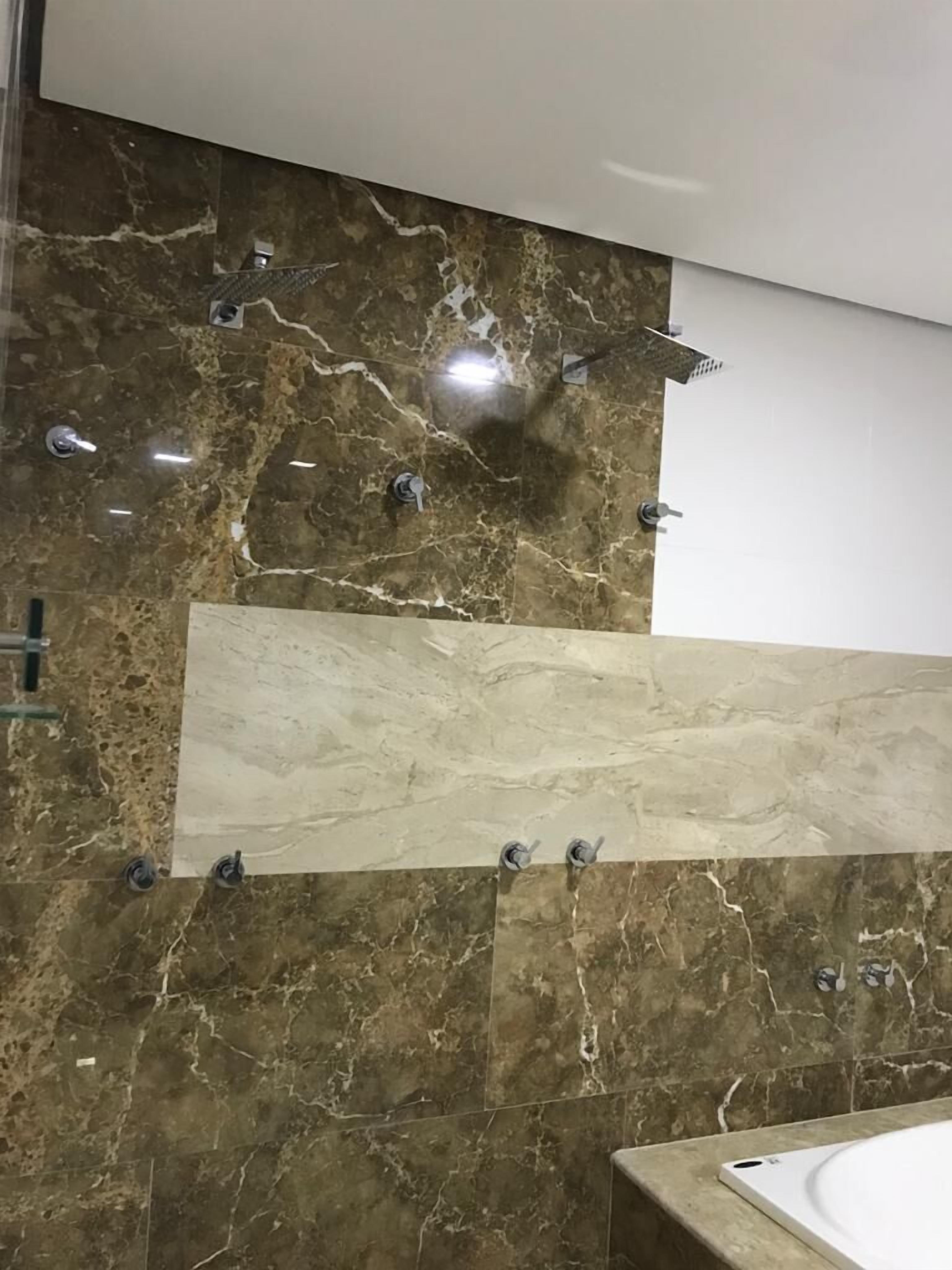 deluxe studio suite, hot tub (com sala) | bathroom shower