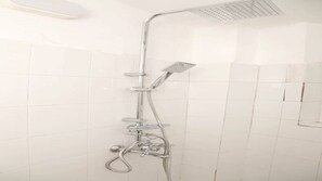 Serviettes fournies, savon, shampoing, papier toilette