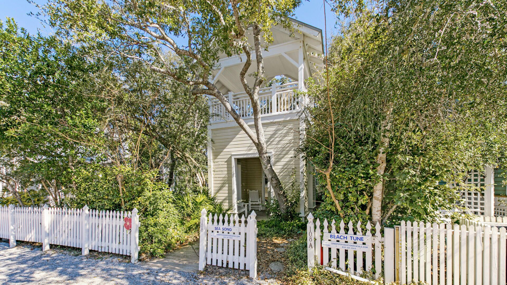 Seaside 'Sea Song" |3BR | Sleeps 6 | Close to 2 Pools | Steps to Beach