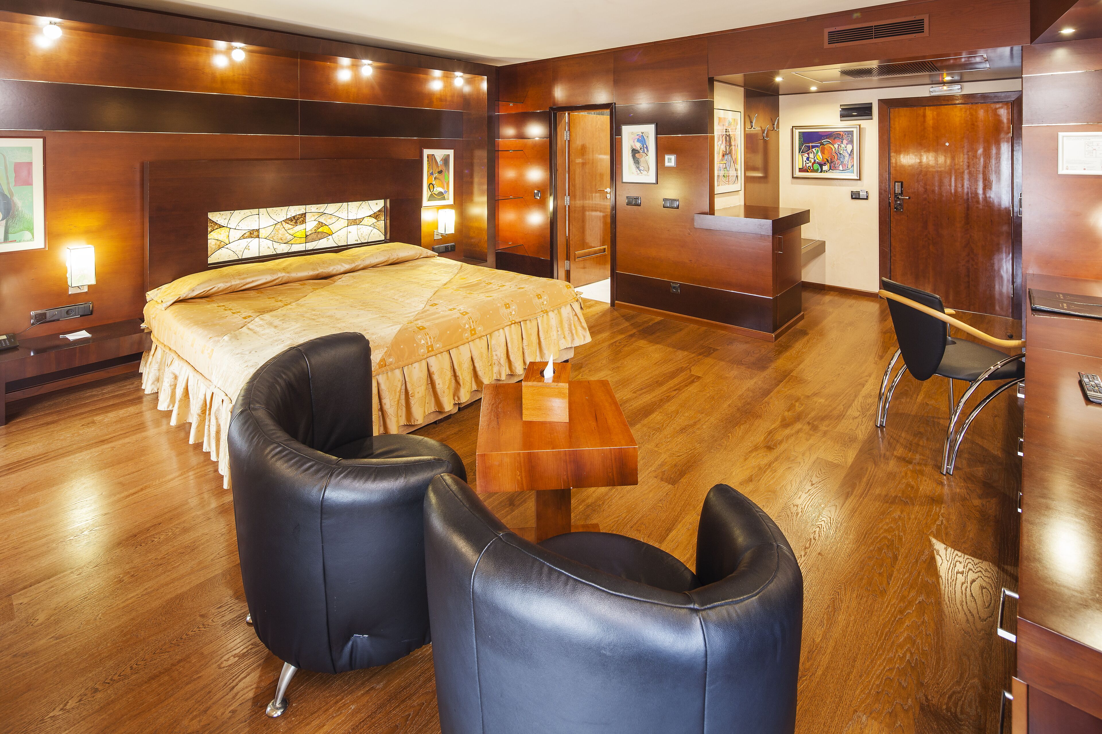 executive double or twin room | hypo-allergenic bedding, minibar, in-room safe, desk