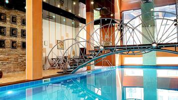 Sisäuima-allas ja ulkouima-allas avoinna 9.00–21.00, aurinkotuoleja