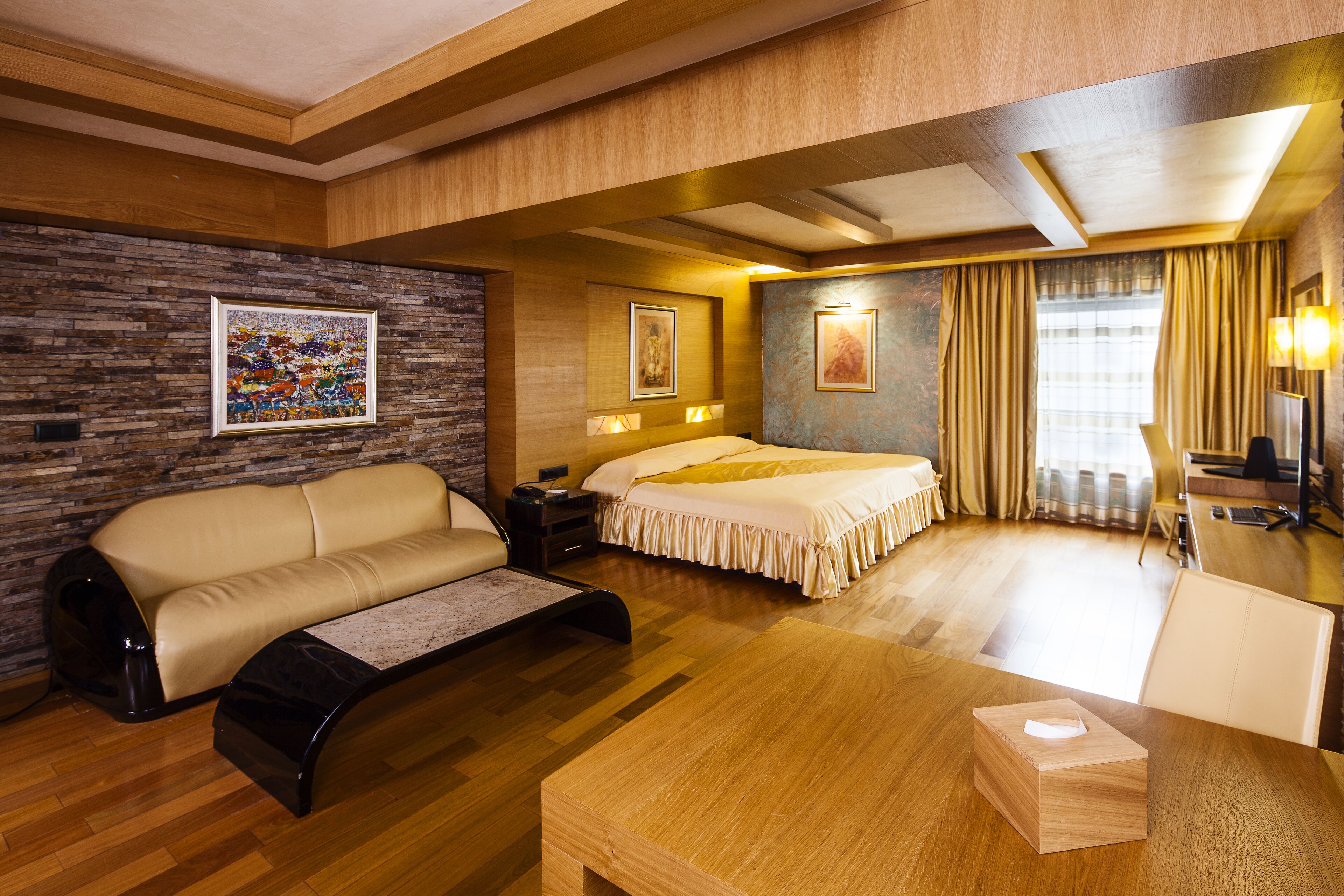 executive double or twin room | hypo-allergenic bedding, minibar, in-room safe, desk