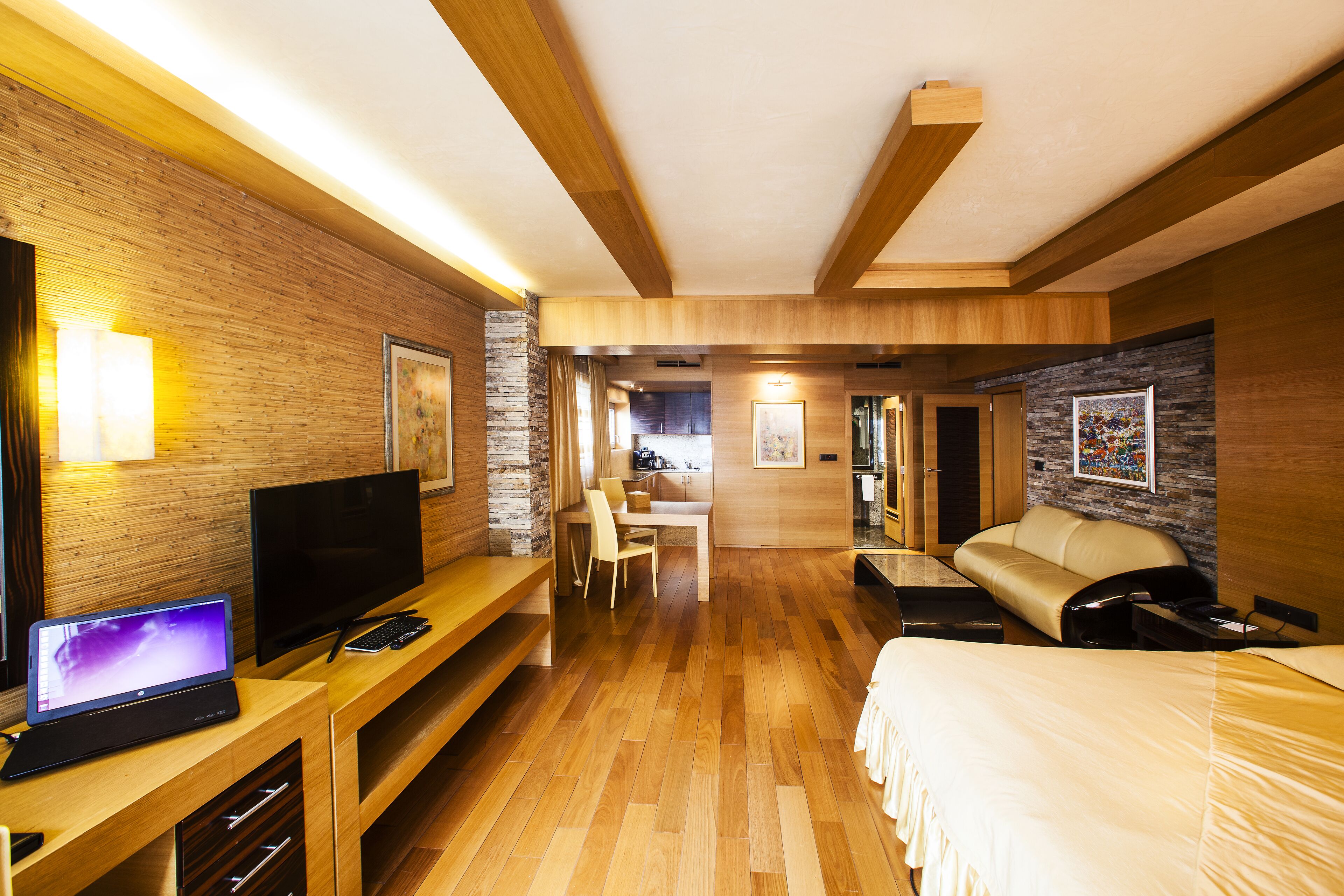 executive double or twin room | hypo-allergenic bedding, minibar, in-room safe, desk