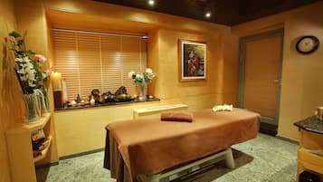 Turkkilainen sauna, vartalohoitoja, aromaterapiaa, kuumakivihierontaa