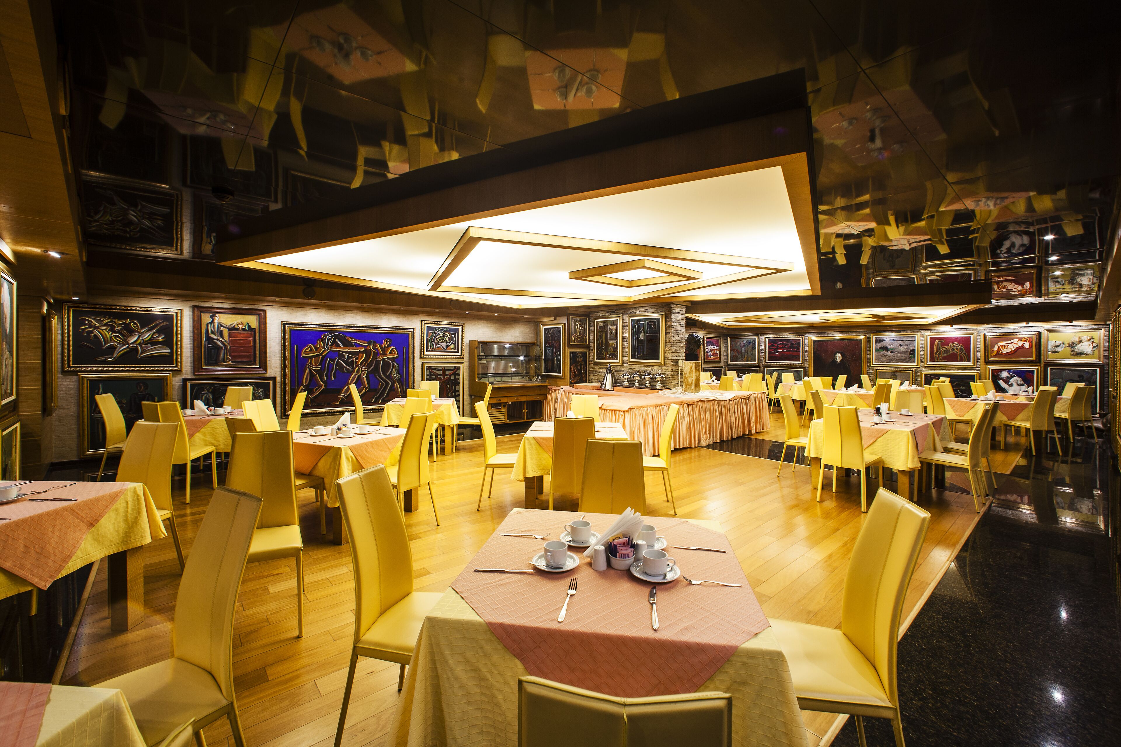 Daily continental breakfast (EUR 17 per person)