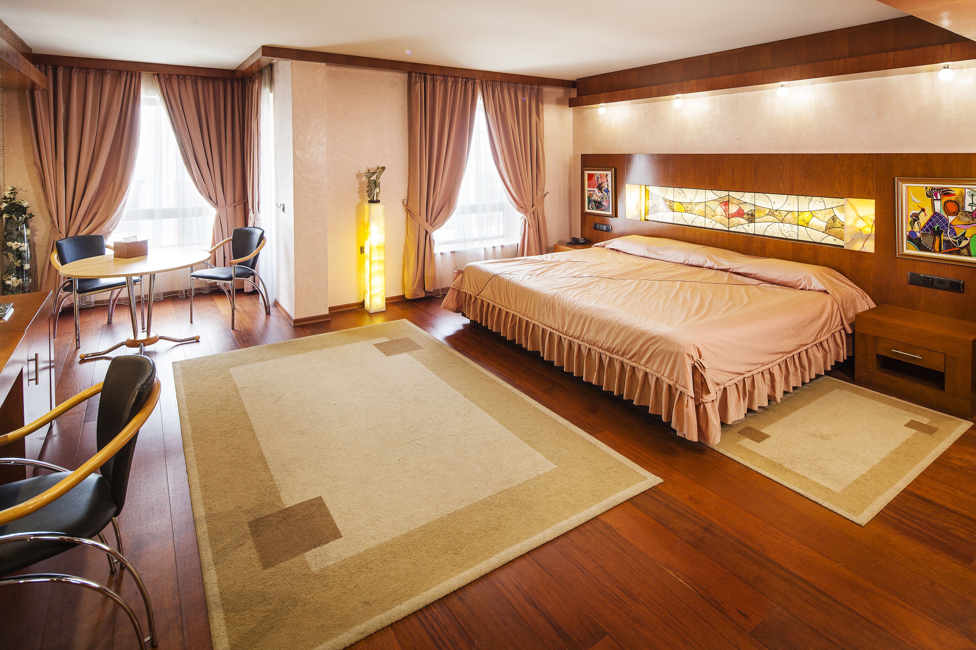 executive double room single use | hypo-allergenic bedding, minibar, in-room safe, desk